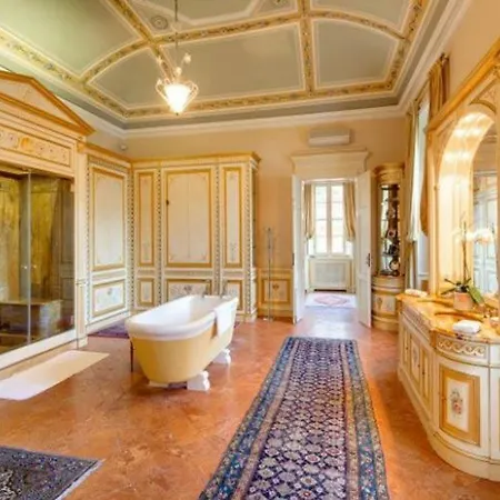 Sleeps 30 Pool Air Con * Moltrasio