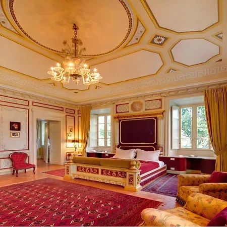 Sleeps 30 Pool Air Con * Moltrasio